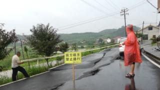 衡山县发生山体滑坡导致通乡公路出现塌陷