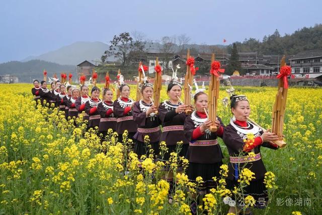 侗寨女同胞兴高采烈地欢聚一堂