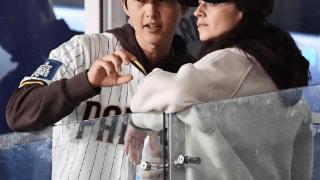 宋仲基和妻子看棒球比赛 兴奋分析场上局势