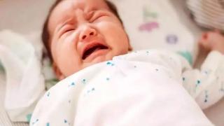 宝宝狂哭不肯睡，怎么哄睡有效呢