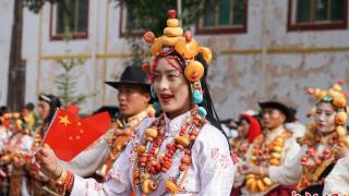 青海囊谦藏族民众载歌载舞迎接2023澜湄国际影像周嘉宾