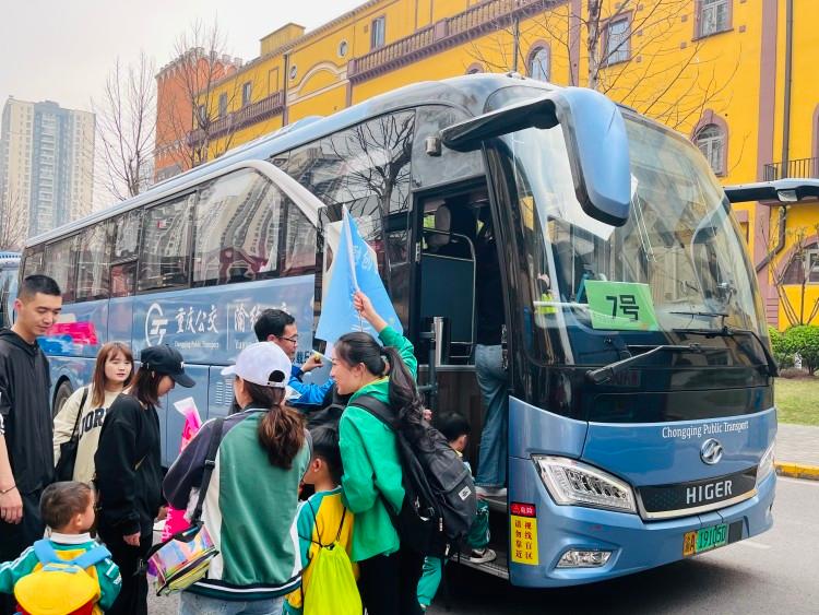 开往春天的定制公交出发啦 全力护送4800余名乘客参加第二届广阳岛亲子童玩节