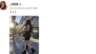 李咏20岁女儿晒街拍照，穿吊带短裙挽着母亲逛街，身材出众好自信