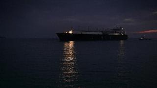 为什么轮船在晚上航行时，宁愿“摸黑”也不开灯？原来大有讲究