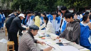 黔西南州老年大学书画研究班走进兴义市乌沙镇中学 共绘文化传承新篇章