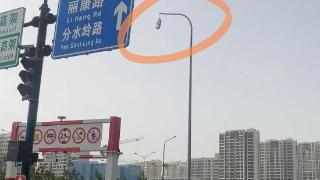 情报站|济南望岳路隧道附近一路灯损坏，灯头摇摇欲坠存安全隐患