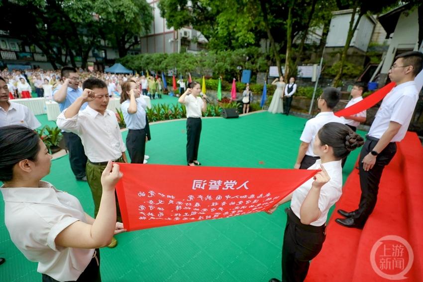 黄桷树下歌咏赛 红色文化润人心