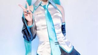 韩妹COS初音未来：丝袜胶衣大展偶像身材