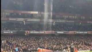 欧联杯比赛中酋长球场顶棚破裂，导致看台多处漏水