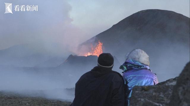 冰岛首都附近火山喷发 游客争睹熔岩奇景