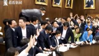 为阻止移民遣返法案通过 日本议员竟试图飞扑