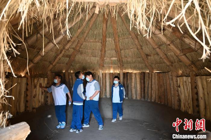 内蒙古哈民遗址吸引小学生参观