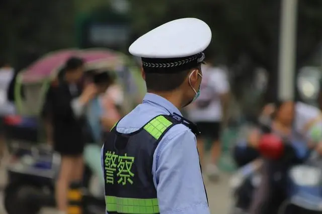 闹大！义乌3名协警无交警带领下拦车！官方回应惹众怒！网友炸锅