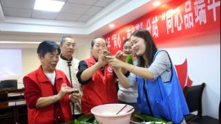 重庆巴南区：“同心·南泉荟”分站联合社区包粽子话佳节