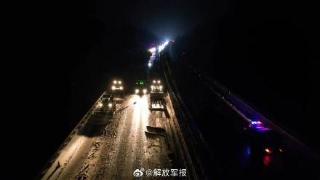 许广高速郴州段受强降雪影响车辆被困