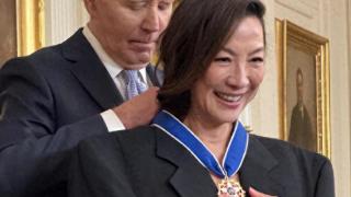杨紫琼获得美国“总统自由勋章”，全知之眼的手势暴露神秘组织？