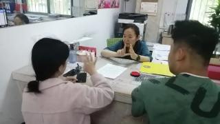 为方便与特殊群体交流，婚姻登记员自学手语为聋哑夫妇办结婚登记