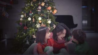 黄磊三个儿女过圣诞，多多带弟弟妹妹跳舞好欢乐，分享弟弟正面照