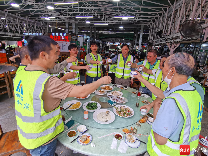 爱心年夜饭丨坚守岗位一线建设工人在海口齐聚一堂 共享“年”味