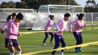 （体育）足球——中国女足抵澳首次训练