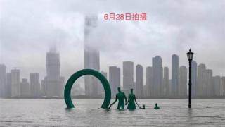 武汉关水位2天上涨超1.6米，汉口江滩“一家五口”雕塑已被淹没大半
