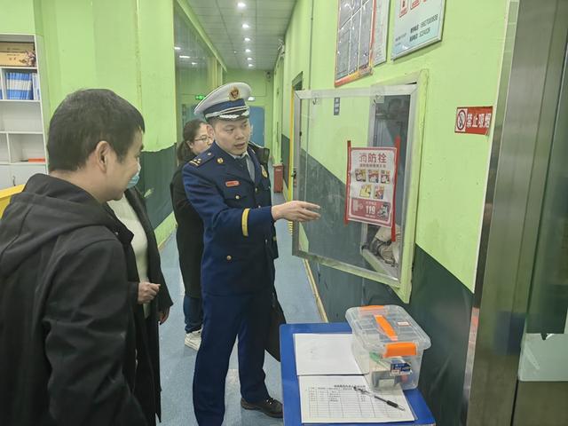 咸宁市消防救援支队与教育局、市场监督管理局开展消防安全检查