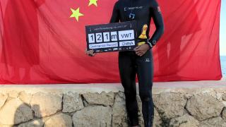 夺冠！中国自由潜水选手郑培博创新高 VWT变重下潜深度打破亚洲纪录