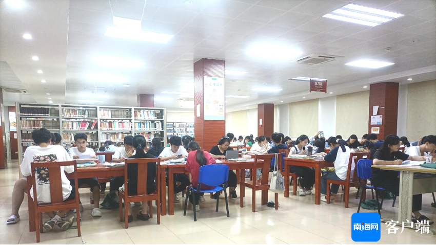 端午假期，市民群众在儋州市图书馆里品书香
