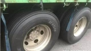 为什么大货车车轮上要挂一串胶条？