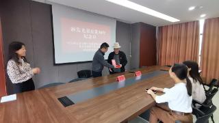 修文县文旅局为退休党员颁发“光荣在党50年”纪念章