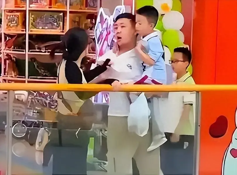 上海一女子暴打抱孩子的丈夫，孩子哭喊妈妈别打了！评论区一边倒