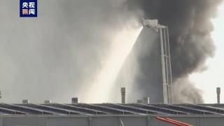 墨尔本一工厂化学品爆炸引发特大火灾 百名消防员紧急救援