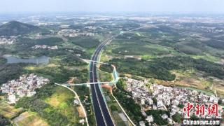 湛江机场高速一期工程主线路面工程完工 将于年底通车