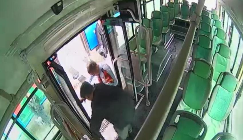 暖心！重庆公交司机“熊抱”老人下车