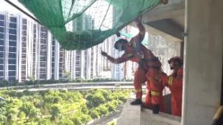 太原一工人20层高空坠落，消防员巧妙救援