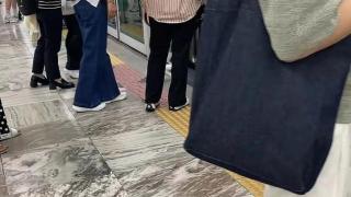 44岁汤唯韩国坐地铁被偶遇，肤色黄黑不如路人，穿平价衣模样土气
