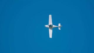 小型飞机在希腊克里特岛附近海域坠海，1人死亡