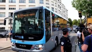 巴黎奥运又反人性：大巴车不开空调，运动员热晕！有人被逼去骑车