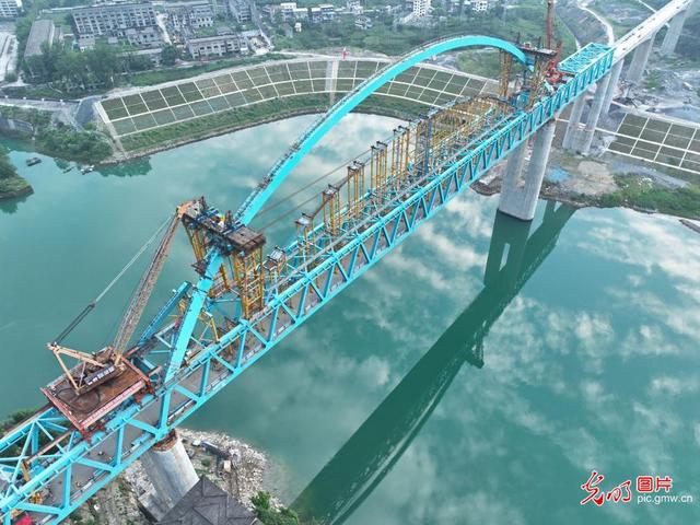 渝湘高铁清水坪乌江大桥拱肋顺利提升合龙阶段