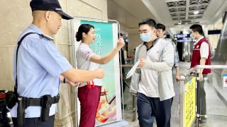 武汉地铁警企合力守护考生“圆梦路”