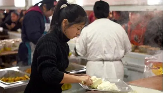 28岁女子确诊胃癌，提醒父母：冰箱久放的3种食物，及时扔掉