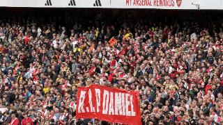 小球迷丹尼尔此前不幸遇害，阿森纳球迷举起横幅为其悼念