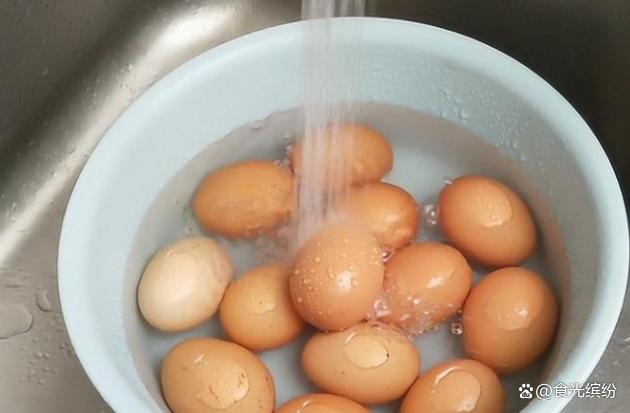 把鸡蛋放酱油里泡半天，味道比茶叶蛋还香！
