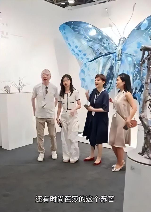 冯小刚一家亮相艺术展！18岁养女徐朵露脐装抢镜，身世再引热议