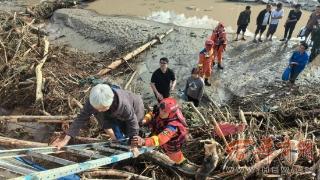 陕西凤县强降雨致143名群众被困 消防紧急救援