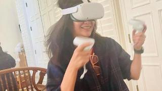徐静蕾晒近照发福明显，首次回应生娃传闻，豪宅内玩VR健身