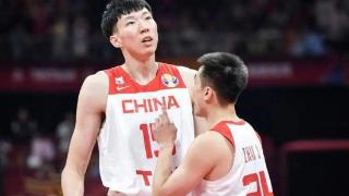 中国男篮核心表现不佳，低级失误让乔帅无语，CBA土豪偷着乐