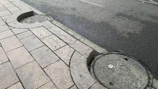 潍坊一路牙石“半环绕”井盖而建，有市民路过不慎摔伤