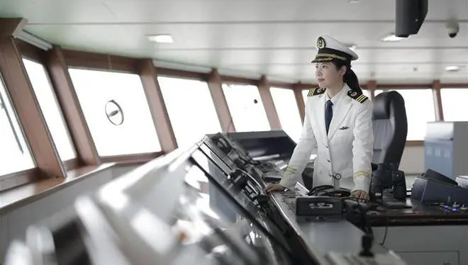 中国首位穿越北冰洋的女船长登上热搜，用短视频呈现海上生活的孤独和浪漫