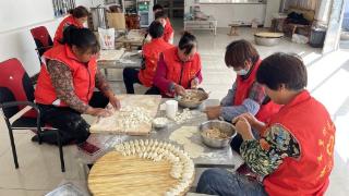 爱心包水饺 情暖幸福院——济南市莱芜区羊里村为村幸福院80岁以上老人包水饺